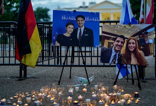 22일 미국 워싱턴 백악관 앞에 살해된 이스라엘 대사관 직원 야론 리신스키와 사라 밀그램의 추모 집회가 열리고 있다. UPI연합뉴스
