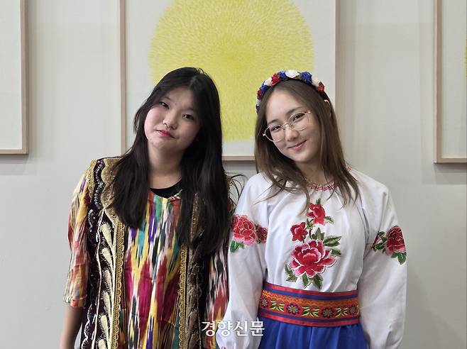 23일 서울대학교 관정도서관 양두석홀에서 열린 이중언어말하기대회에 참가한 청소년들이 웃어보이고 있다. 우혜림 기자