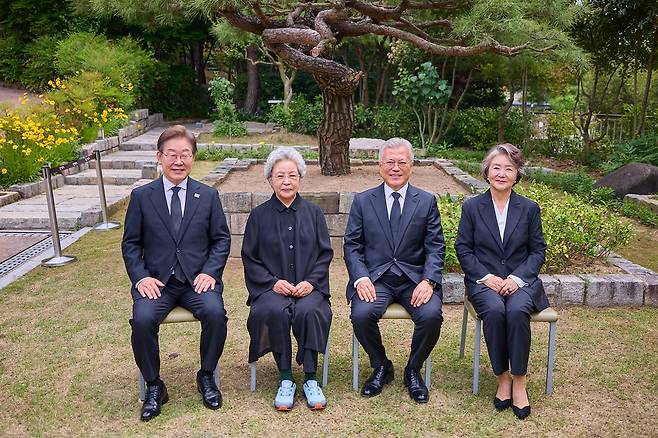 이재명 더불어민주당 대선 후보가 23일 경남 김해 봉하마을에서 문재인 전 대통령 부부, 노무현 전 대통령 배우자 권양숙 여사와 만나 기념사진을 찍고 있다. 왼쪽부터 이 후보, 권 여사, 문 전 대통령 부부. 더불어민주당 제공