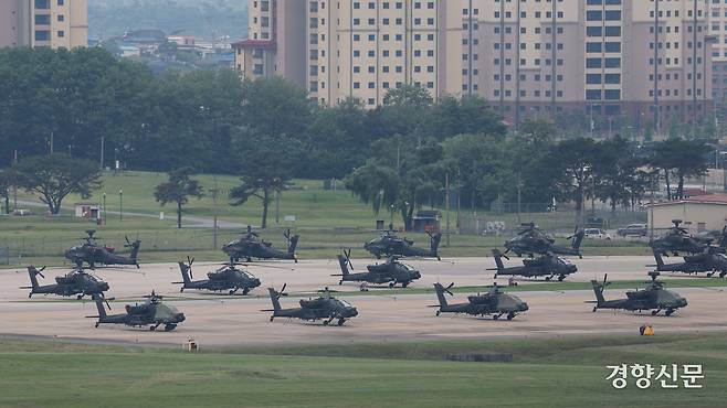 미국 언론이 미 정부가 주한미군 감축을 검토하고 있다고 보도한 23일 경기 평택시 주한미군기지 캠프 험프리스에 헬기가 계류돼 있다. 반면 국방부는 “논의된 바 전혀 없다”며 선을 그었다. 정효진 기자