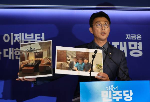 지난 19일 더불어민주당 노종면 선대위 대변인이 서울 여의도 당사에서 “윤석열 전 대통령의 내란 혐의 사건 재판장인 지귀연 서울중앙지법 부장판사가 유흥업소에서 접대받았다”는 의혹을 제기하며 관련 사진을 공개하고 있다. 연합뉴스