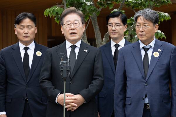 더불어민주당 이재명 대선 후보가 고 노무현 전 대통령 16주기인 23일 경남 김해시 봉하마을 노 전 대통령 관저에서 권양숙 여사, 문재인 전 대통령 등과 만난 뒤 나와 백브리핑을 하고 있다. 공동취재단