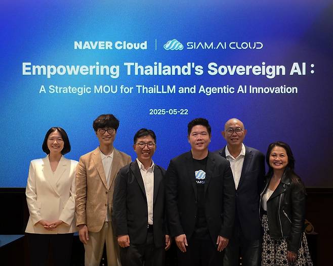 From left: Naver CEO Choi Soo-yeon, Naver Executive Chair Lee Hae-jin, Naver Cloud CEO Kim Yoo-won, Siam AI Cloud CEO Ratanaphon Wongnapachant, Nvidia APAC Head Raymond Teh, and Nvidia APAC NCP Head Hue Davis pose for photo after signing an MOU for developing a Thai-language LLM and AI agent specialized in tourism on Thursday. (Naver)