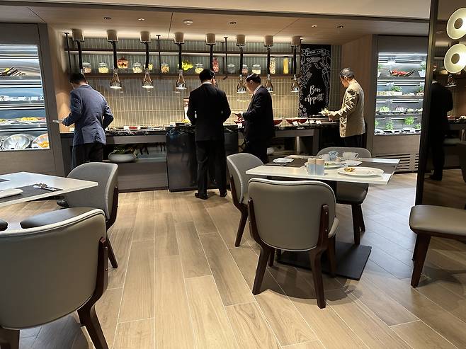 Diners move down the buffet line at the Marriott Executive Apartments in Yeouido, western Seoul, on May 15. [WOO JI-WON]