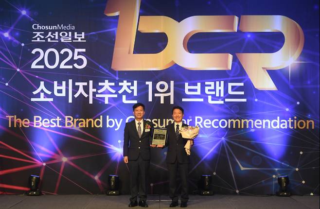 건양대 최임수 부총장(사진 오른쪽)이 22일 2025 소비자추천 1위 브랜드 대상을 수상한뒤 기념촬영을 하고 있다. 건양대