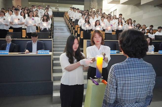대구보건대 사회복지학과 2학년 95명이 지난 17일 ‘제21회 사회복지사 선서식’에 참석, 전문직으로서 윤리와 실천 의지를 다졌다. 대구보건대 제공