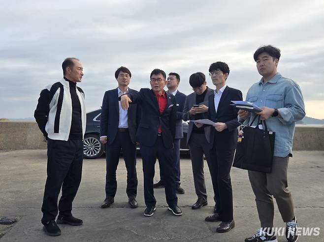 정광섭 충남도의원이 충남도와 태안군, 어촌계 관계자들과&nbsp; 태안군 근흥면 채석포항을 방문하고 태풍 피해를 막기위한 대응책을 모색하고 있다.&nbsp;