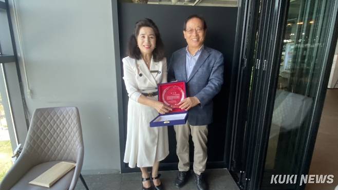 김기찬 전 한서대 부총장이 지난달 정은형 충남교육청 초등특수교육과장에게 저소득층 학생을 위해 써달라며 장학금 300만원을 기탁하고 있다.