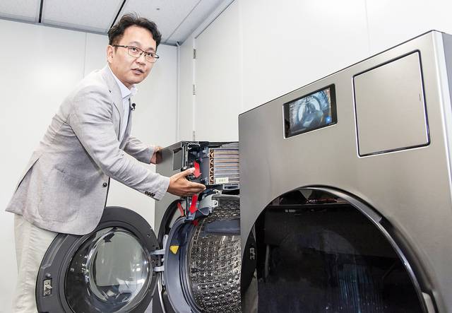 삼성전자 DA사업부 성종훈 상무가 22일 ‘비스포크 인공지능(AI) 콤보’를 소개하고 있다. 삼성전자 제공