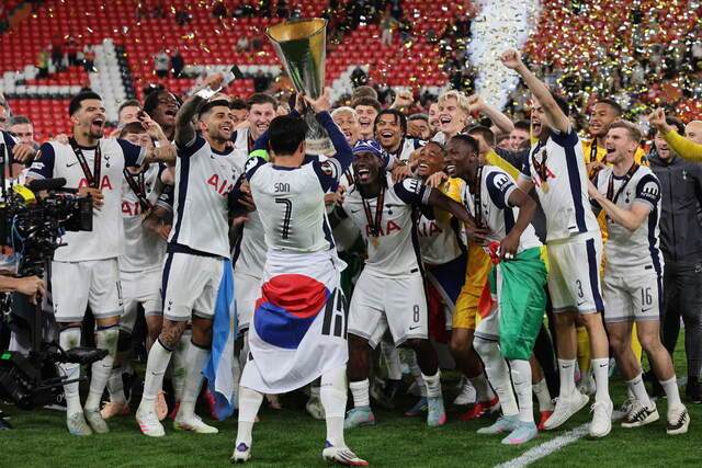 토트넘 주장 손흥민이 22일(한국시간) 스페인 빌바오의 산 마메스 경기장에서 열린 UEL 결승전에서 승리한 후 동료 선수들을 향해 우승컵을 들어올리며 기뻐하고 있다. 토트넘은 2008년 리그컵 우승 이후 17년 만에 우승을 차지했다. EPA연합뉴스