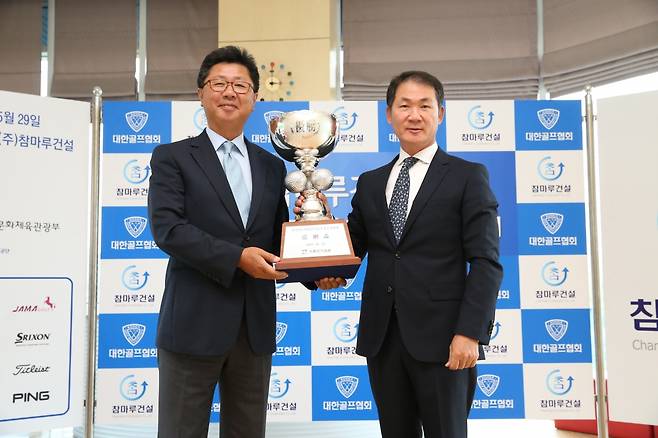 2015년 참마루건설배 한국미드아마추어골프선수권대회에서 우승한 정환(오른쪽)대표. KGA