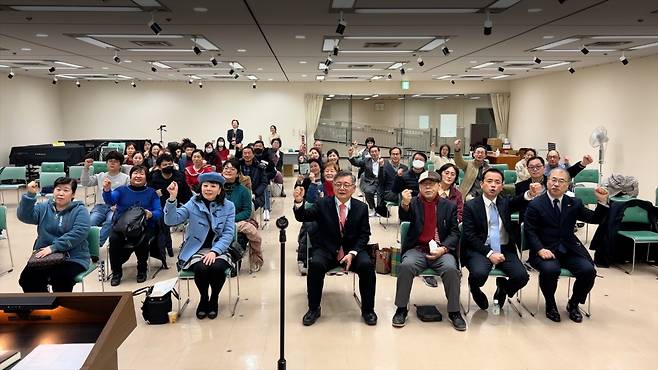 2022년 12월 일본 도쿄의 한 시민회관에서 출판기념식을 마친 뒤 기념촬영을 하는 모습. 임현수 목사 제공
