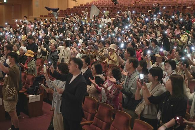 제5회 한일문화교류회 참석자들이 21일 일본 나가사키현 나가사키 브릭홀에서 한국CCM '당신은 사랑받기 위해 태어난 사람'을 부르고 있다. 한일연합선교회 제공