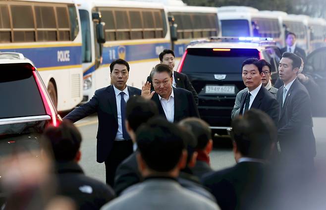 지난 3월 윤석열 전 대통령 석방 당시 지근거리에서 그를 경호하는 김성훈 경호차장(오른쪽). 뉴시스