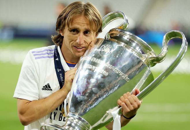 2022년 유럽 챔피언스리그 우승컵을 든 루카 모드리치. 연합뉴스