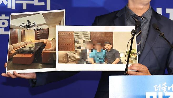 노종면 더불어민주당 선대위 대변인이 19일 서울 여의도 당사에서 "윤석열 전 대통령의 내란 혐의 사건 재판장인 지귀연 서울중앙지법 부장판사가 유흥업소에서 접대받았다"라는 의혹을 제기하며 관련 사진을 공개하고 있다. 연합뉴스