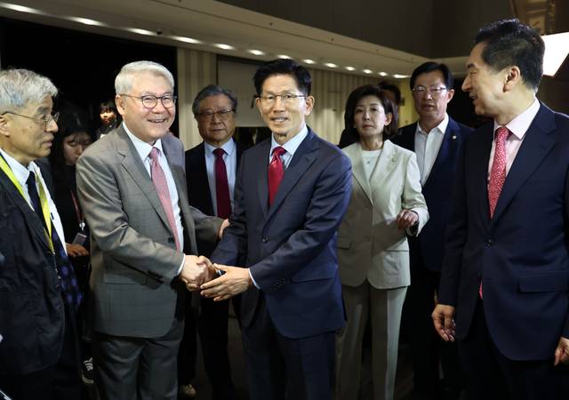 김문수 국민의힘 대선 후보가 서울 중구 더플라자호텔에서 열린 ‘국가와 민족을 위한 조찬기도회’에 참석해 인사를 나누는 모습. 연합뉴스