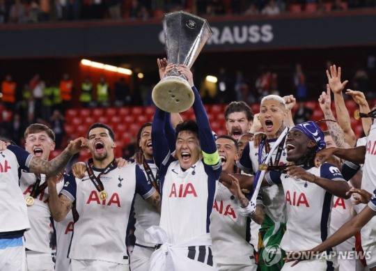 트로피를 들어 올린 손흥민 / 연합뉴스