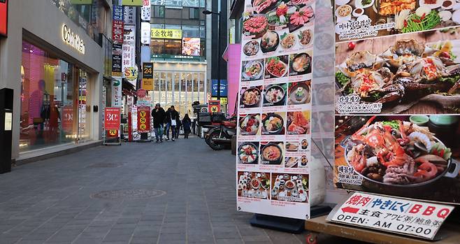 경기 불황에 서민들이 생활에 어려움을 겪고 있는 가운데 5일 서울 명동거리가 한산하다. [이승환 기자]