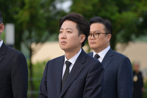 이준석 개혁신당 대선 후보가 23일 경남 김해시 진영읍 봉하마을을 방문해 노무현 전 대통령 묘역을 참배하고 있다. [사진 출처 = 개혁신당]