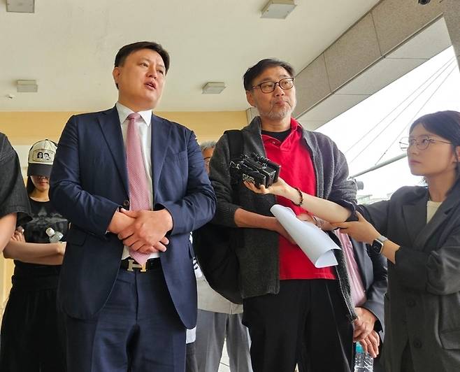 박주현 변호사(왼쪽)와 서민민생대책위원회 김순환 사무총장. 연합뉴스