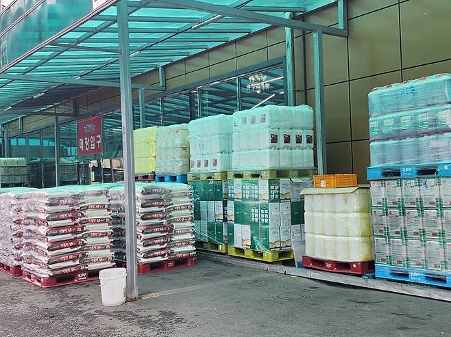 식자재대통령 창고에 재고품이 깔끔하게 정리돼 있다. <부자비즈>