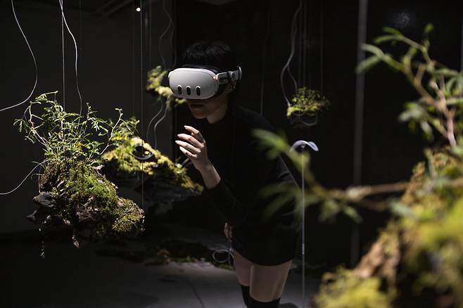 세계 최대 규모의 미디어아트 축제 ‘국제전자예술심포지엄(ISEA) 2025’에 출품된 대만 아티스트 듀오 신피지카의 혼합현실 설치 작품 ‘인공지능·크리처·다중우주’(2024-2025). 아트센터 나비