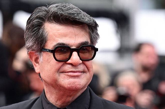 레드카펫을 밟은 자파르 파나히 감독. 그는 이란을 대표하는 세계적인 감독으로 올해 칸영화제에 '단순한 사고'로 경쟁 부문에 진출했다.  AFP연합뉴스