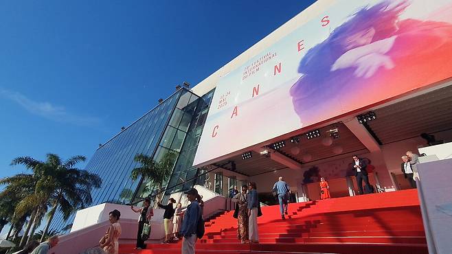 21일(현지시간) 제78회 프랑스 칸영화제가 개최 중인 팔레 드 페스티벌 레드카펫의 모습.  김유태 기자