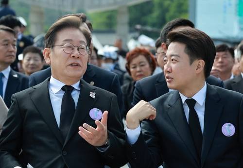 이재명 더불어민주당 대선후보와 이준석 개혁신당 대선 후보가 대화를 나누고 있다. [사진출처 = 연합뉴스]