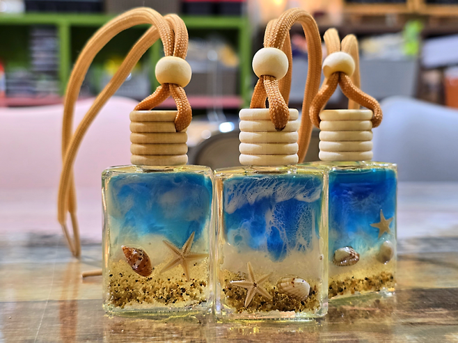 뚝딱이네 공방 레진 아트 방향제 체험 중이다 / 사진=김혜성 여행+ 기자