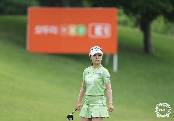 퍼트 준비를 하는 이예원.  KLPGA