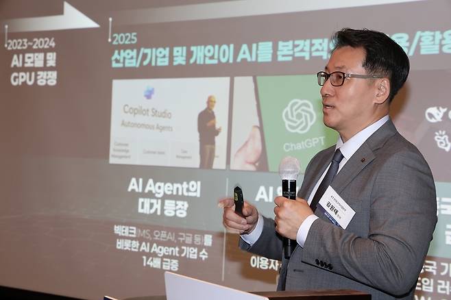 김원태 KT 엔터프라이즈부문 전략고객사업본부장이 22일 서울 강남구 역삼동 조선팰리스호텔에서 인공지능전환(AX) 솔루션에 대해 설명하고 있다. [사진 = KT]