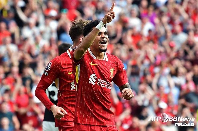 루이스 디아스는 올 시즌 EPL 35경기에서 13골 5도움을 기록했다. 빠른 드리블을 앞세운 돌파가 디아스의 최고 강점으로 꼽힌다. 바르셀로나가 디아스에게 관심을 보이는 건 팀에 부족한 윙어 경쟁력을 강화하기 위해서로 보인다. 사진=AFPBBNews=News1