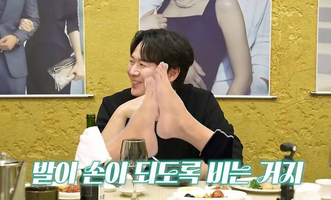 연정훈이 거짓말을 들키자 화가 난 한가인에게 발이 손이 되도록 빌었다고 말하고 있다. /사진=유튜브 갈무리