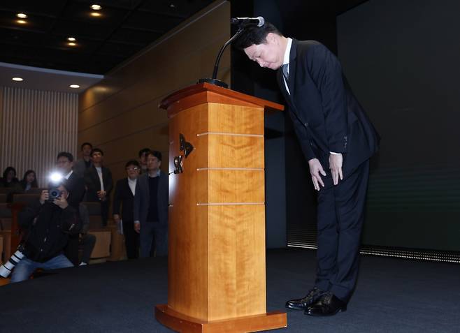 최태원 SK그룹 회장이 서울 중구 SK텔레콤 T타워 SUPEX홀에서 SK텔레콤의 해킹 사고와 관련해 대국민 사과를 하고 있다. /사진=뉴시스.