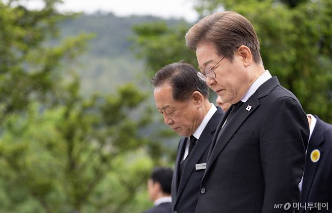 (김해=뉴스1) 이재명 기자 = 이재명 더불어민주당 대통령 후보가 고 노무현 전 대통령 16주기인 23일 오전 경남 김해시 봉하마을 노 전 대통령 묘역을 찾아 참배하고 있다. 2025.5.23/뉴스1  Copyright (C) 뉴스1. All rights reserved. 무단 전재 및 재배포,  AI학습 이용 금지. /사진=(김해=뉴스1) 이재명 기자