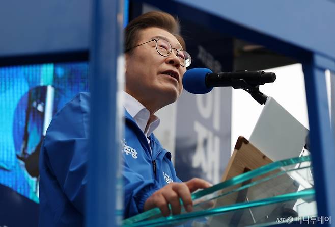 (양산=뉴스1) 이재명 기자 = 이재명 더불어민주당 대통령 후보가 22일 오후 경남 양산시 양산워터파크공원에서 시민들에게 지지를 호소하고 있다. (공동취재) 2025.5.22/뉴스1  Copyright (C) 뉴스1. All rights reserved. 무단 전재 및 재배포,  AI학습 이용 금지. /사진=(양산=뉴스1) 이재명 기자