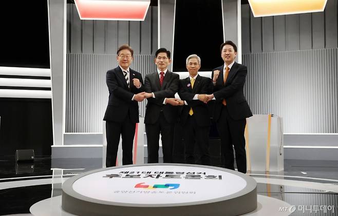 [서울=뉴시스] 국회사진기자단 = 23일 서울 영등포구 KBS본관 스튜디오에서 열린 중앙선거방송토론위원회 주관 제21대 대통령선거 2차 후보자 토론회 시작에 앞서 각 정당 대선후보들이 기념촬영을 하고 있다. 왼쪽부터 이재명 더불어민주당, 김문수 국민의힘, 권영국 민주노동당, 이준석 개혁신당 대선후보. 2025.05.23.