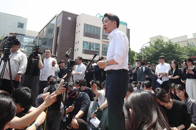 이준석 개혁신당 대통령 후보가 13일 대구 북구 경북대를 찾아 학생들과 점심 식사를 앞두고 복지관 앞에서 발언하고 있다. /사진=뉴스1