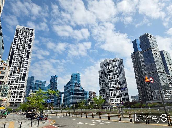 대통령실 이전 가능성이 거론되면서 외지인 매수세 유입 등으로 세종시 아파트값이 뛰고 있다. 사진은 지난달 세종 나성동 아파트 단지 모습. /사진=이화랑 기자
