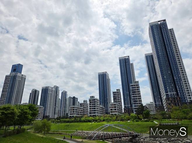 세종 내 외지인 매수가 가파르게 증가하는 데 대해 단기적인 시세 변화만으로 시장 방향성을 단정하는 것은 주의해야 한다는 분석이 나온다. 사진은 지난달 세종 나성동 아파트 단지 모습. /사진=이화랑 기자