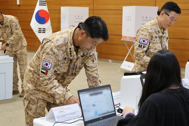 아랍에미리트(UAE)에 파병중인 아크부대 장병들이 지난 20일부터 21일까지(현지 시간) 주UAE 대한민국 대사관에 마련된 제21대 대통령선거 재외투표소에서  투표에 참여하고 있다. 합참 제공