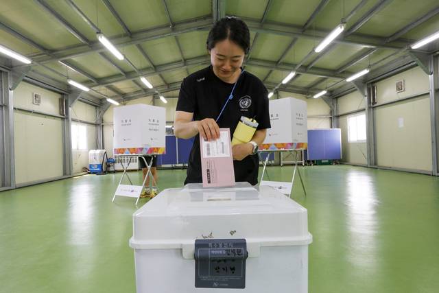 유엔 평화유지군(UN PKO)으로 파병 중인 남수단 한빛부대 장병이 22일 (현지시간) 부대 내에 마련된 투표소에서  제21대 대통령 선거 재외투표를 실시하고 있다. 합참 제공