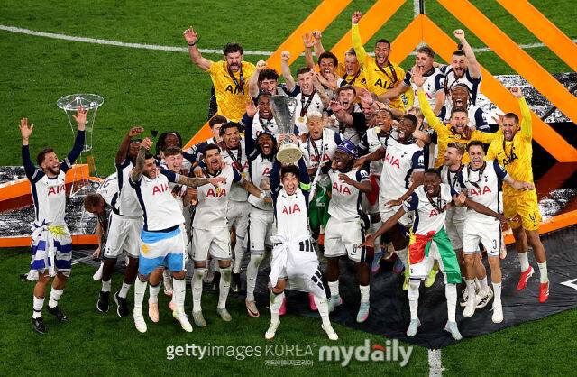 17년 만에 우승 트로피를 들어 올린 토트넘 홋스퍼 FC. /게티이미지코리아