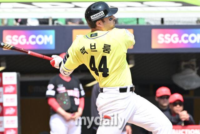 11일 인천 SSG랜더스필드에서 열린 '2025 신한 SOL BANK KBO리그' KIA 타이거즈와 SSG랜더스 경기. SSG 맥브룸이 2회말 무사 1루에 안타를 치고 있다./마이데일리