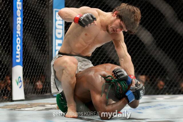 스털링(아래)에게 파운딩을 퍼붓는 에블로예프. /게티이미지코리아