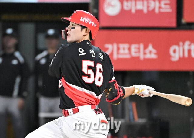 20일 오후 경기도 수원시 조원동 수원kt위즈파크에서 진행된 '2025 프로야구 KBO리그' kt위즈와 KIA타이거즈의 경기. 기아 오선우가 6회초 2루타를 터뜨리고 있다./수원=송일섭 기자 andlyu@mydaily.co.kr