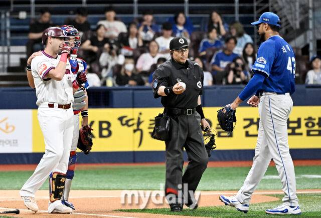 사구 던지고 타석까지 내려온 레예스