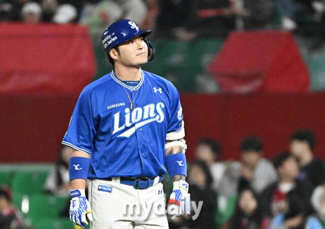 29일 오후 인천광역시 문학동 SSG랜더스필드에서 진행된 '2025 프로야구 KBO리그' SSG랜더스와 삼성라이온즈의 경기. 삼성 박병호가 9회초 2사 만루서 유격수 땅볼로 아웃된 뒤 아쉬워 하고 있다./마이데일리